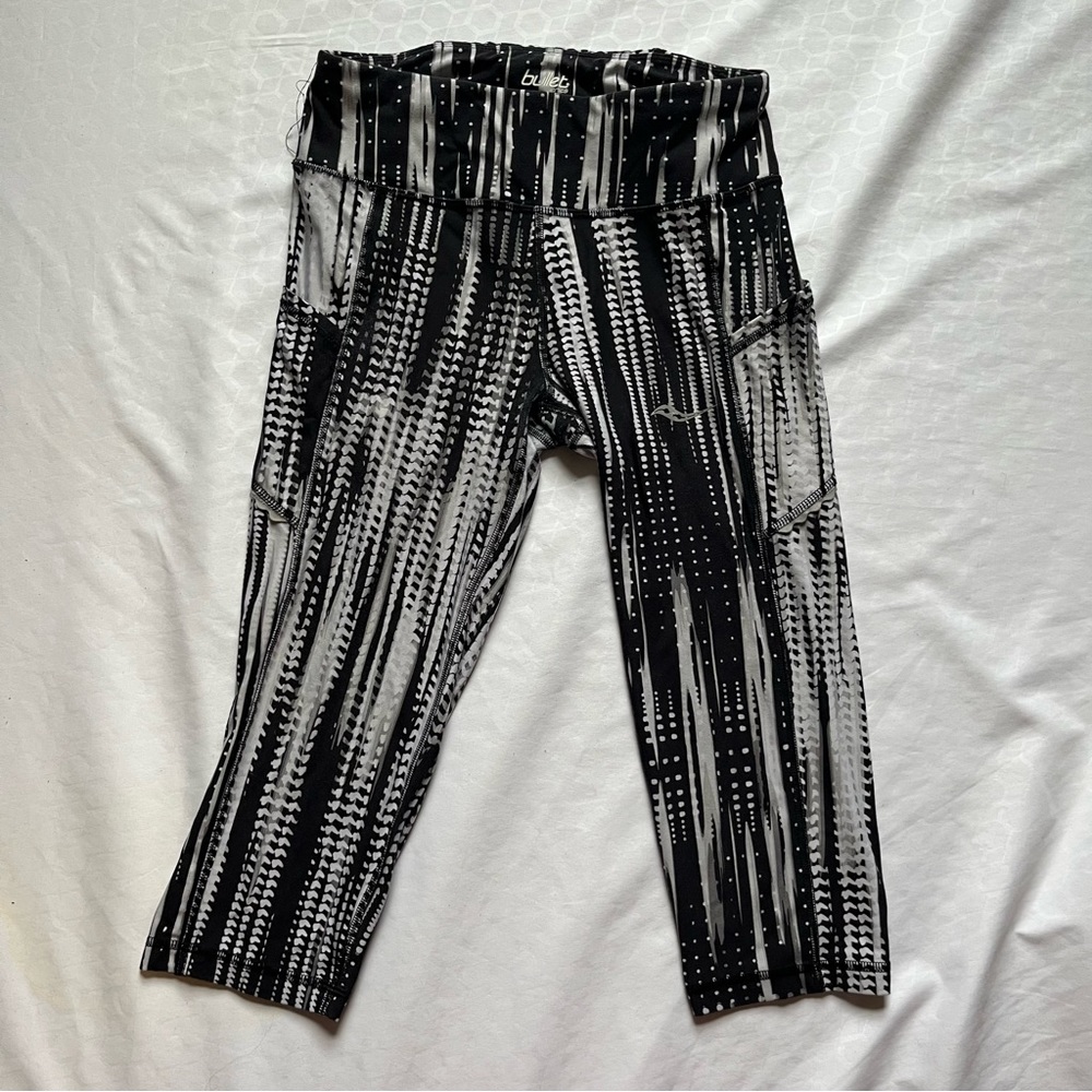 Saucony bullet series Capri leggings women’s med athletic running Black&white